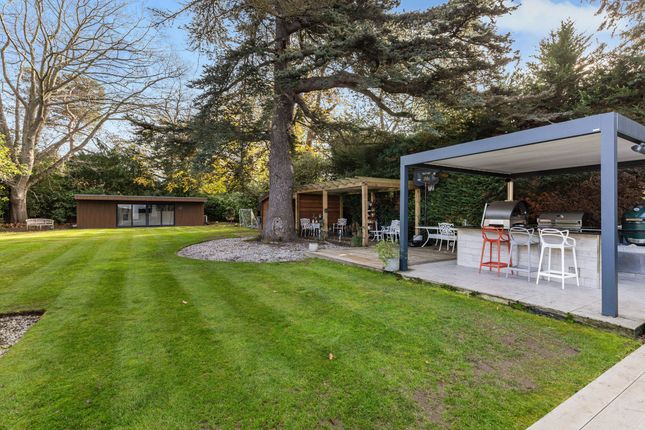 12, High Pine Close, Weybridge photo 2