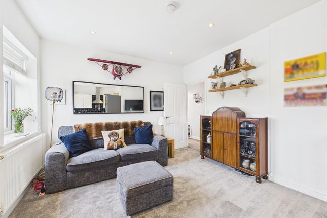 Flat 5, 60, Downs Road, Coulsdon photo 3