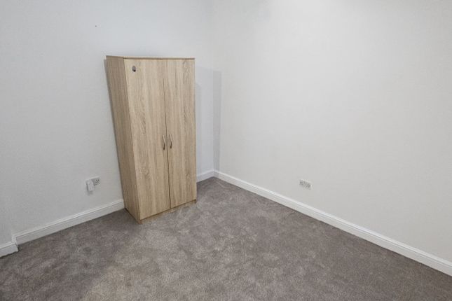 8 , Biscot Road, Luton photo 2