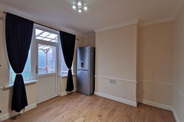 44, Shrewsbury Avenue, Harrow photo 4