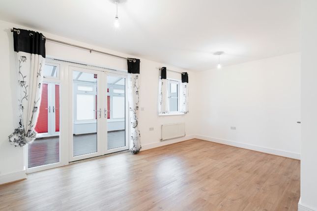 2 Thirlmere Terrace, Surrey photo 4