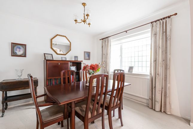 21, Broom Hill, Hertfordshire photo 4