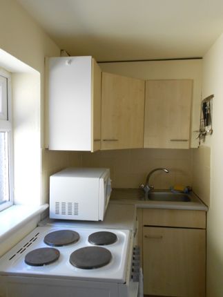 Town house to rent in Park Avenue, Willesden Green