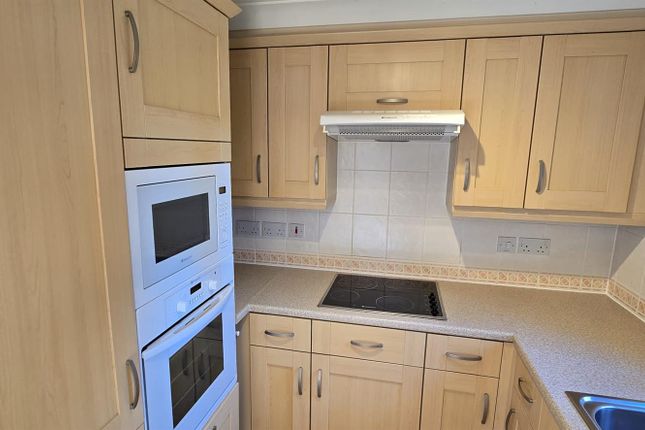 15 Cadogan Court, Branksomewood Road, Fleet photo 4