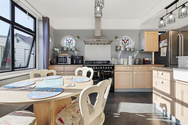 37, Highfield Gardens, Westcliff-on-sea photo 4