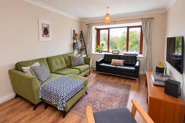 128, Nab Wood Drive, Bradford photo 3