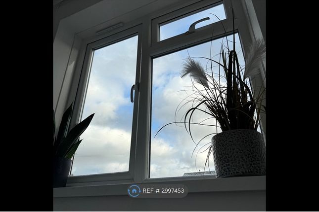 Flat, Southgate Avenue, Llantrisant photo 4