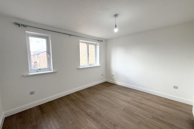 68, Streamside Close, London photo 2