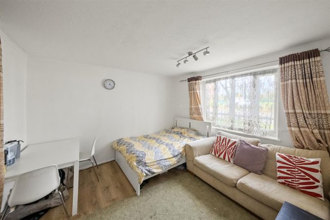 11, Gade Close, Hayes photo 5