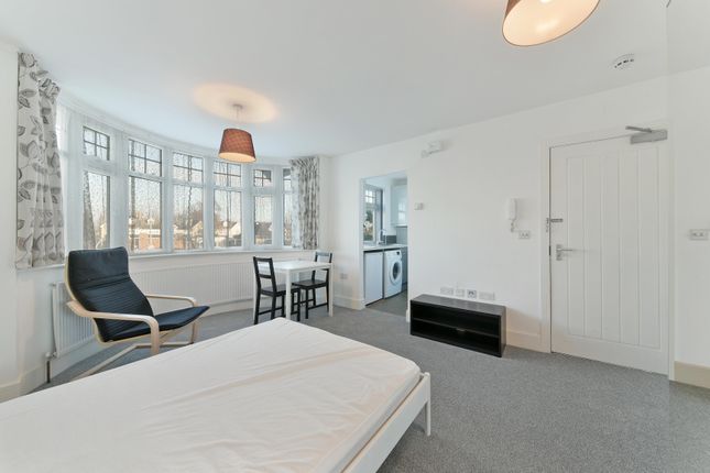 Flat 2, 661, Great West Road, ISLEWORTH photo 3