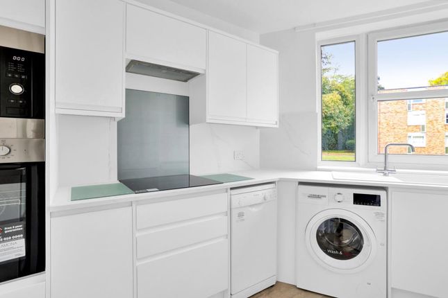 Flat to rent in Heathside, Weybridge, Surrey