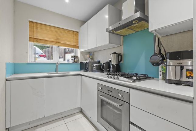 10, Hillview Gardens, High Wycombe photo 4
