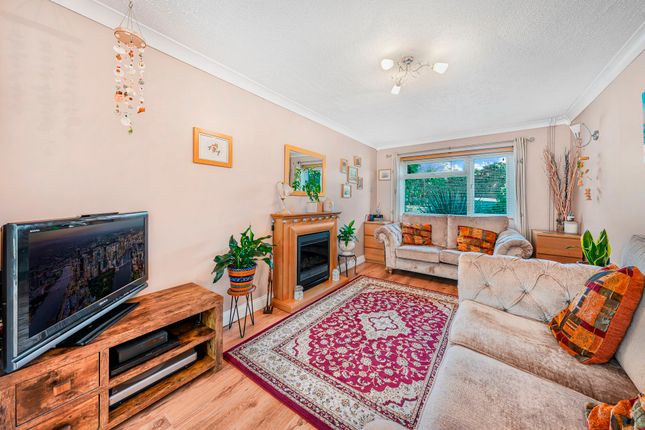 2 Pyenest Road, Harlow photo 4
