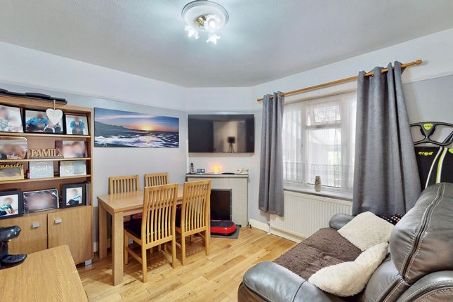 1, Hunters Grove, Collier Row photo 3