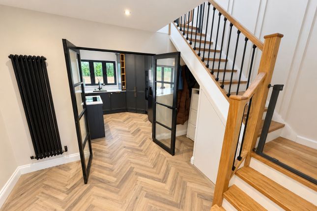 32, Campbell Crescent, East Grinstead photo 2