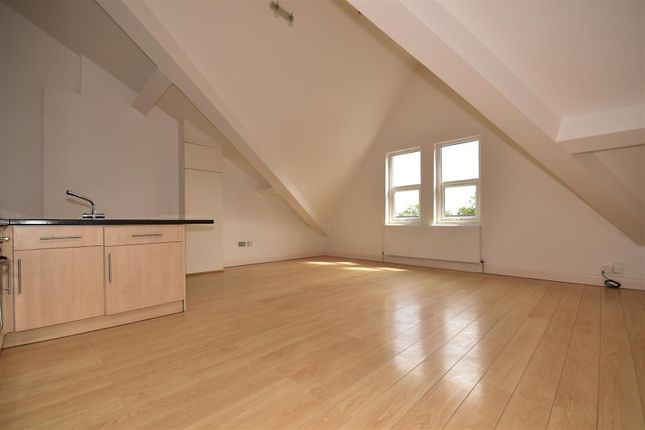 Flat to rent in Queens Road, Buckhurst Hill