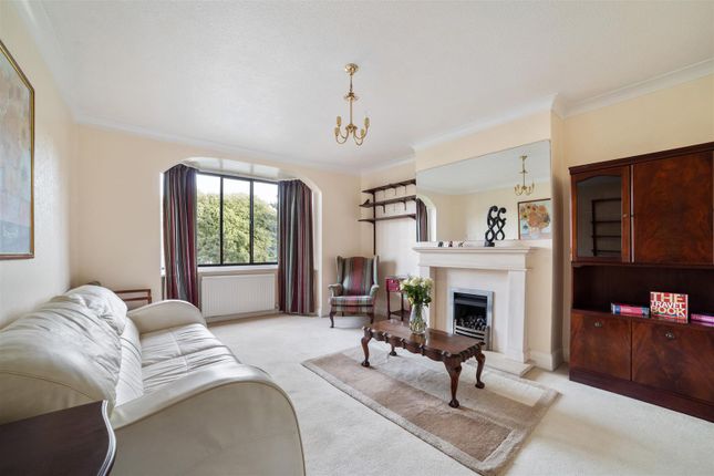 Flat for sale in Forest Court, London