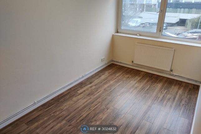 Navestock Crescent, Woodford photo 5