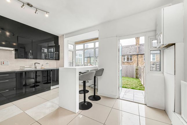 152 Lessingham Avenue, London photo 3