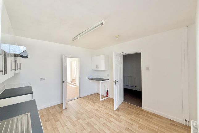 Flat 4, Ael y Don, Victoria Parade, Pwllheli photo 3