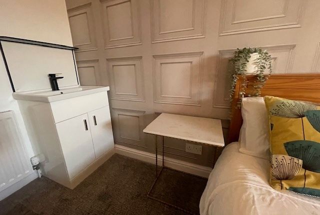 Room 2, Lincoln photo 2