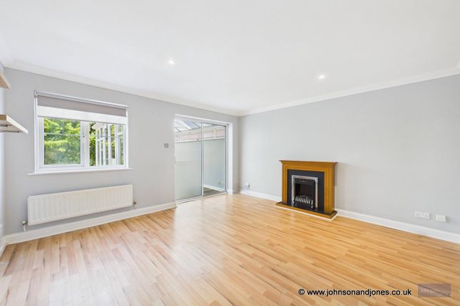 14, Twynersh Avenue, Chertsey photo 3