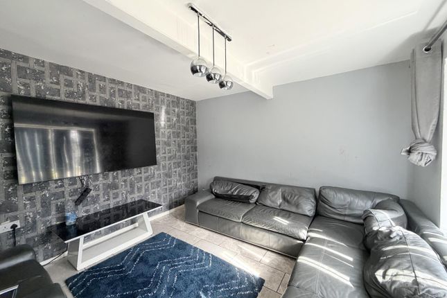 8, Wulwards Close, Luton photo 3