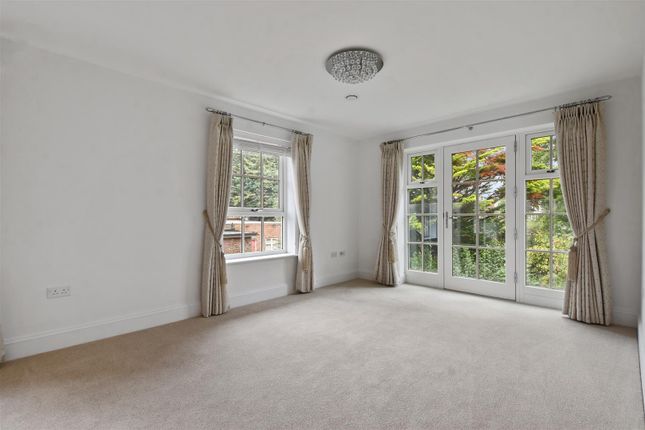 12 The Cloisters, High Street, Great Missenden photo 3