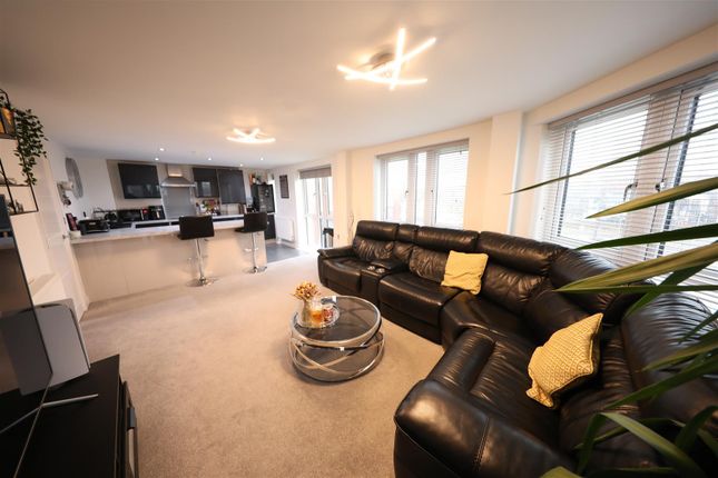Flat for sale in Queen Street, Hull