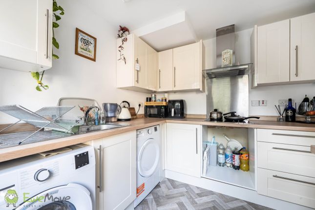 32, Mornington Close, Tadley photo 4