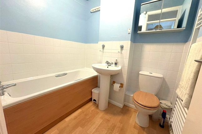 27, Ellison Way, Farnham photo 4