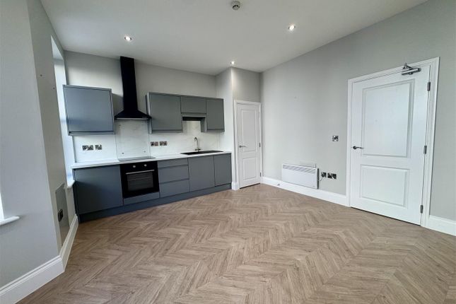 Flat 4, 50-51, Albemarle Crescent, Scarborough photo 3