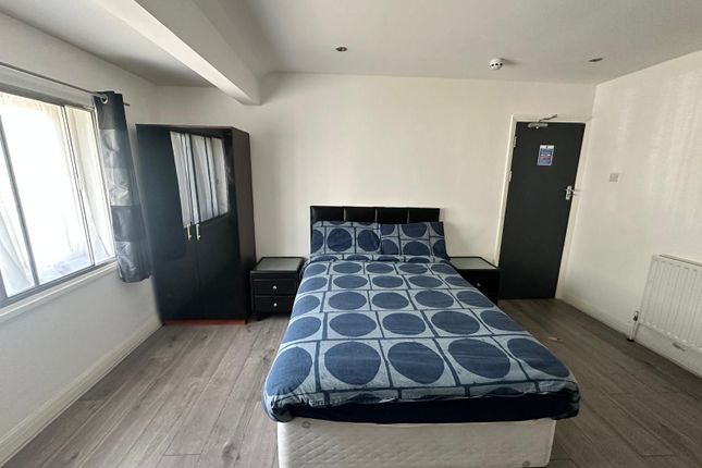 Room 1, 31 Leaver Gardens, Greenford photo 5