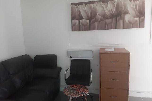Flat 3, 310, Wanstead Park Road, Ilford photo 4
