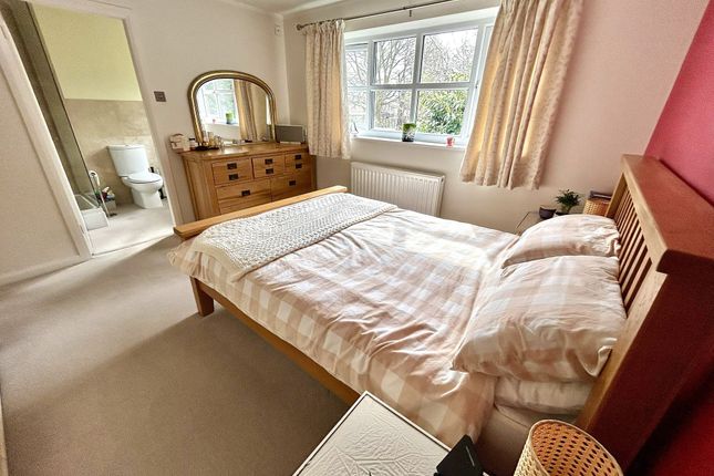 2 Copperbeech Close, Manchester photo 3