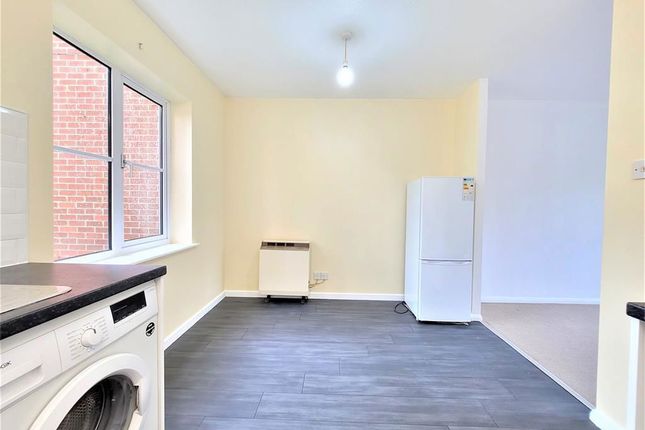 21 Admirals Court, Rose Kiln Lane, Reading photo 4