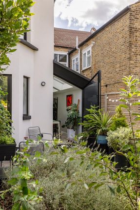 Second Ave, E17