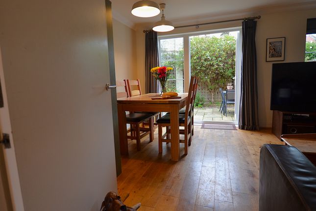 6, Cameron Close, London photo 2