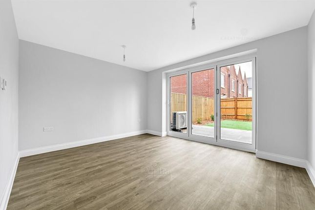 4, Johnson Close, Egham photo 2