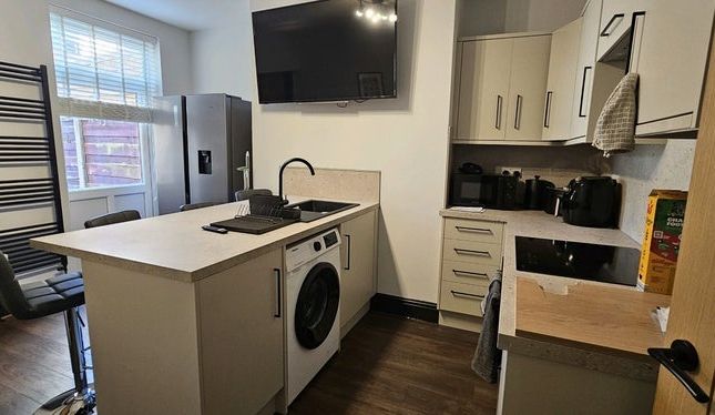 18 Parrin Lane, Manchester photo 5