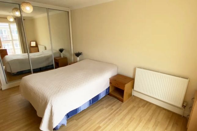 87, Plough Way, London photo 2