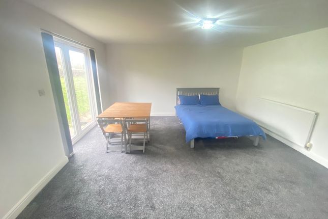 27, Pankhurst Close, Blackburn photo 4