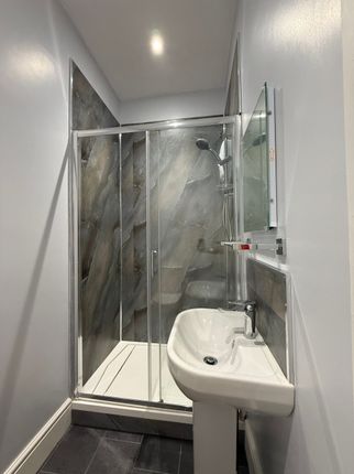 Flat 4, Constable Court Market Place, Batley photo 5