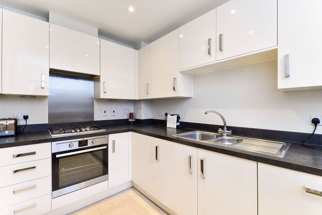 5 Alderbank Drive, Godalming photo 4