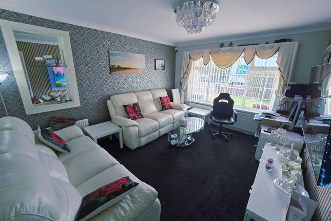 25 Brayshaw Drive, Bradford photo 2
