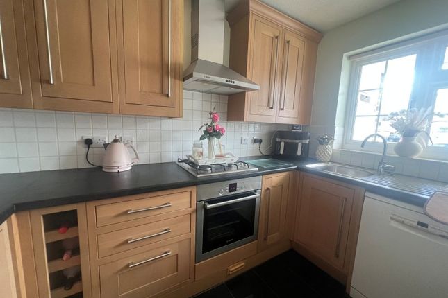 19, Robin Way, Staines photo 2