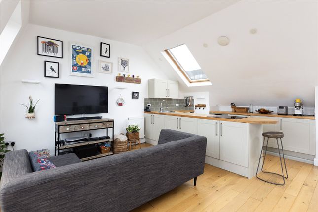 Top Floor Flat, 211, Putney Bridge Road, London photo 4