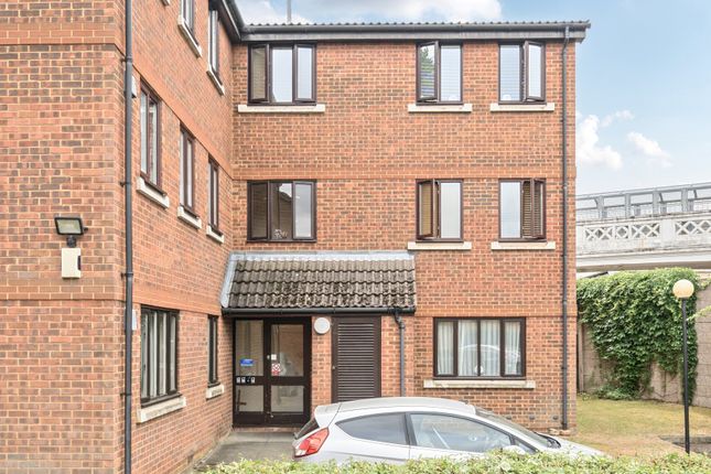 1-bed flat on 35, Birchwood Close, Morden, £220,000