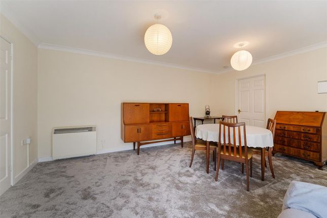 41 Oakmead Green, Epsom photo 4