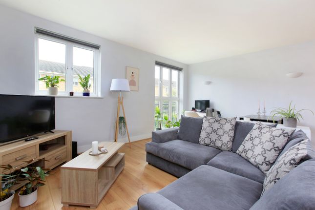 Flat for sale in Pavilion Square, Wandsworth Common, London